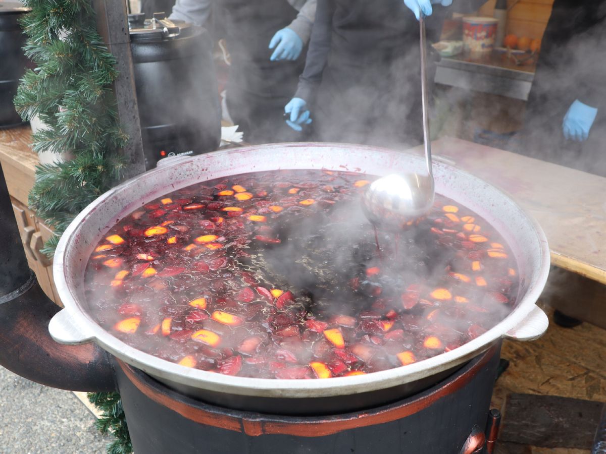 Vino caliente o ponche navideño preparado en los mercados de Viena, una bebida humeante que perfuma el aire con especias y frutas.