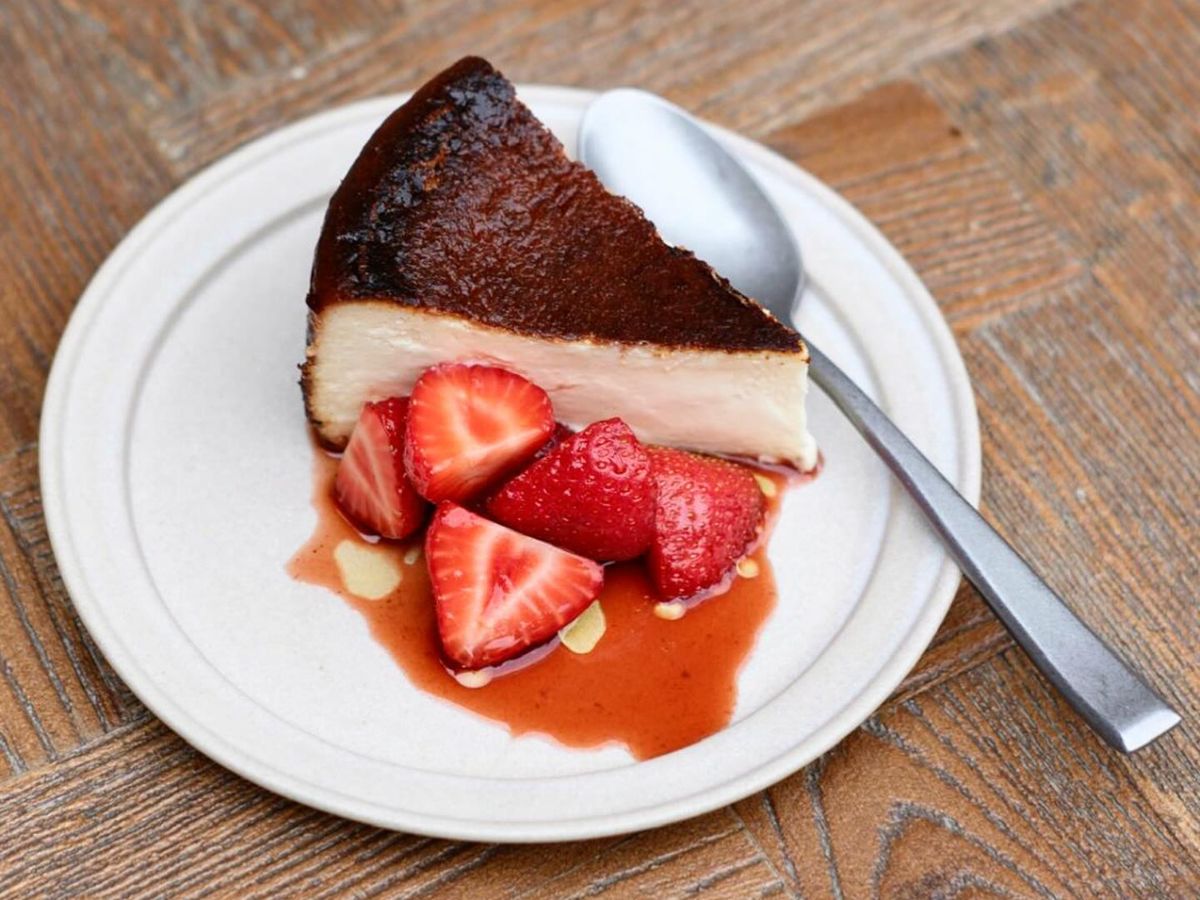 La tarta de queso de Alta es un homenaje a la icónica receta del Bar La Viña de San Sebastián, servida con frutas en escabeche de temporada.