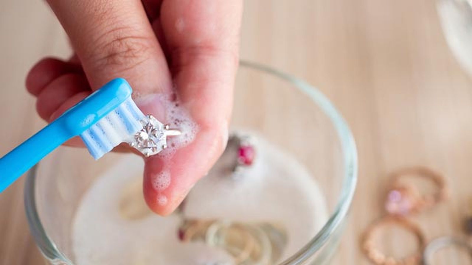 Detalle sobre cómo limpiar un anillo Detalle sobre cómo limpiar un anillo