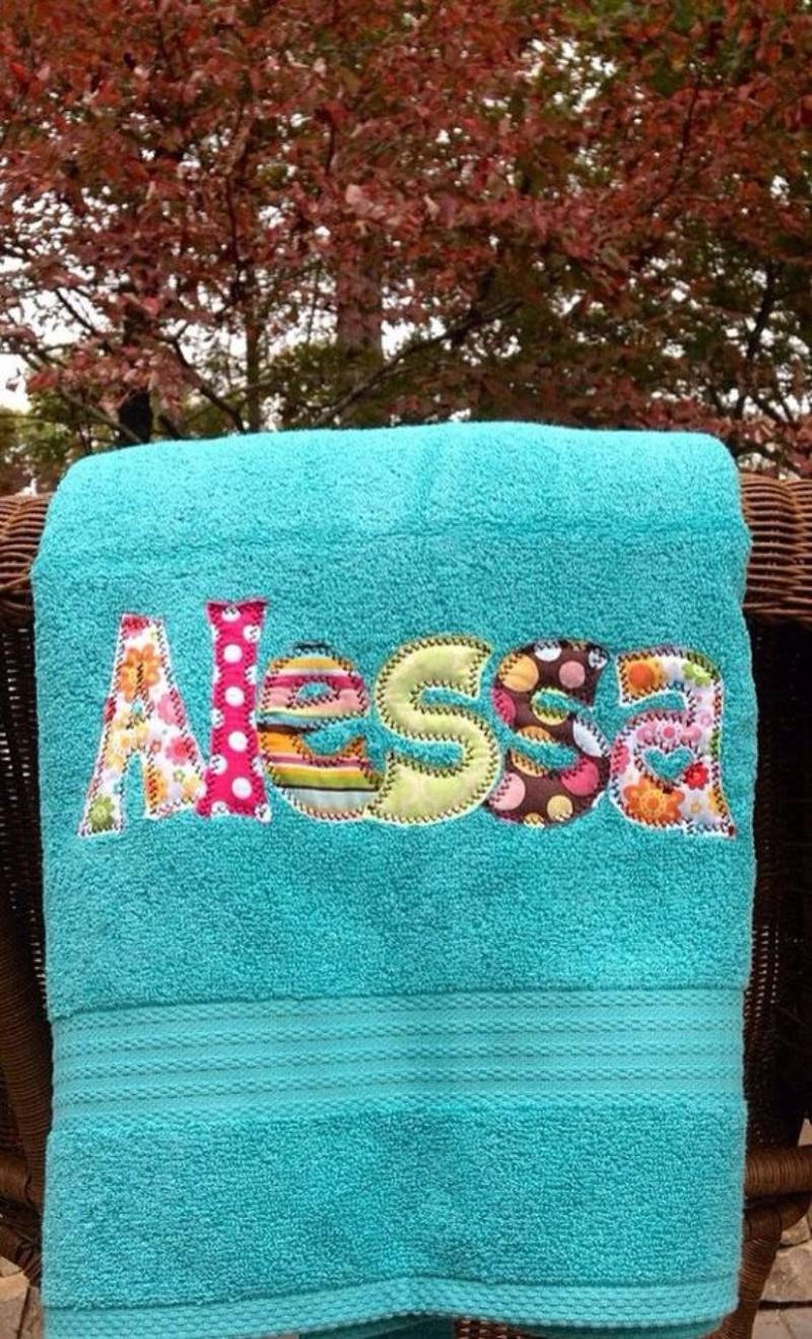 Toalla con nombre con letras patchwork.