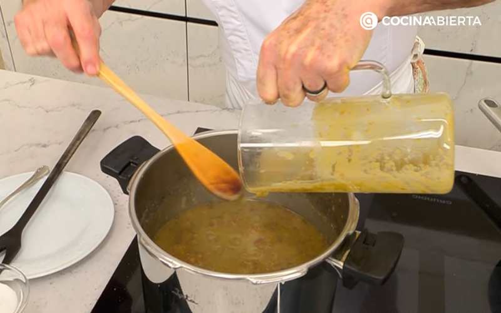 Vierte el puré de hortalizas Vierte el puré de hortalizas
