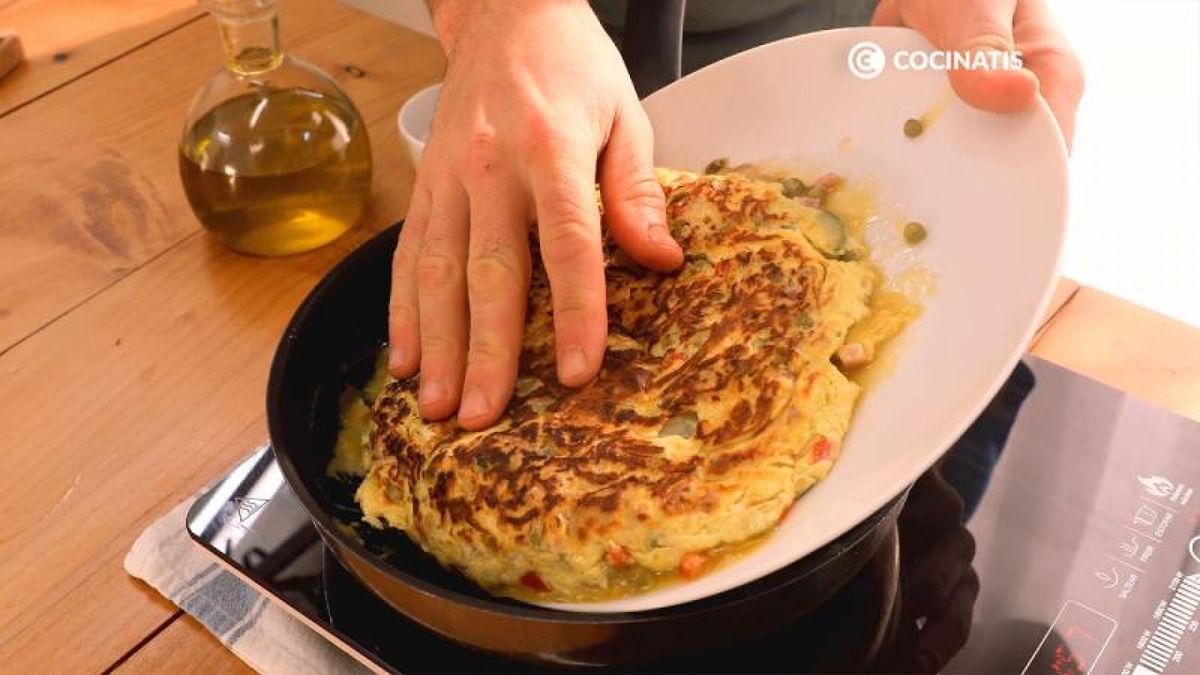 Vierte la mezcla en la sartén y deja que cuaje. Dale la vuelta