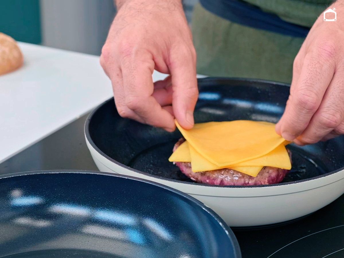 Fríe la hamburguesa con queso para acompañarla después con foie
