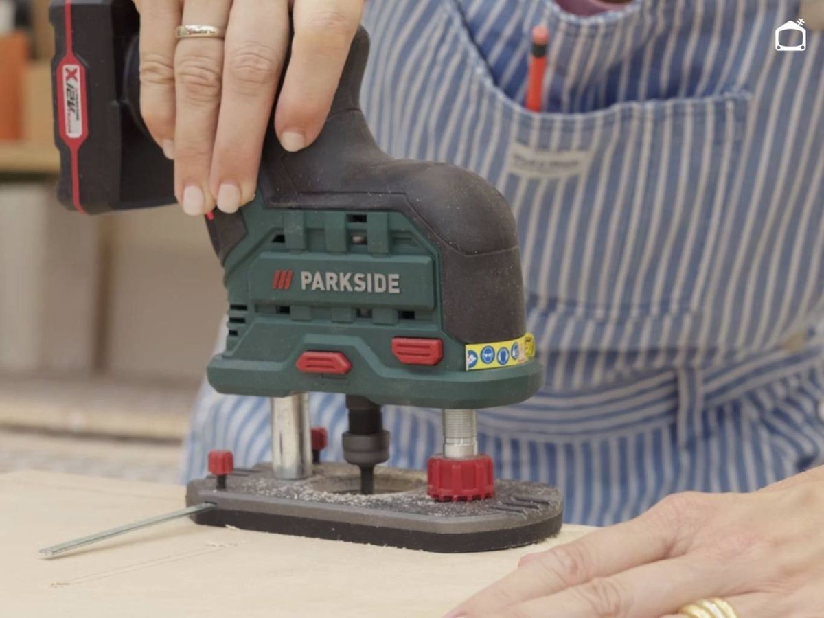 Suavizar la superficie con la fresadora de cantos.