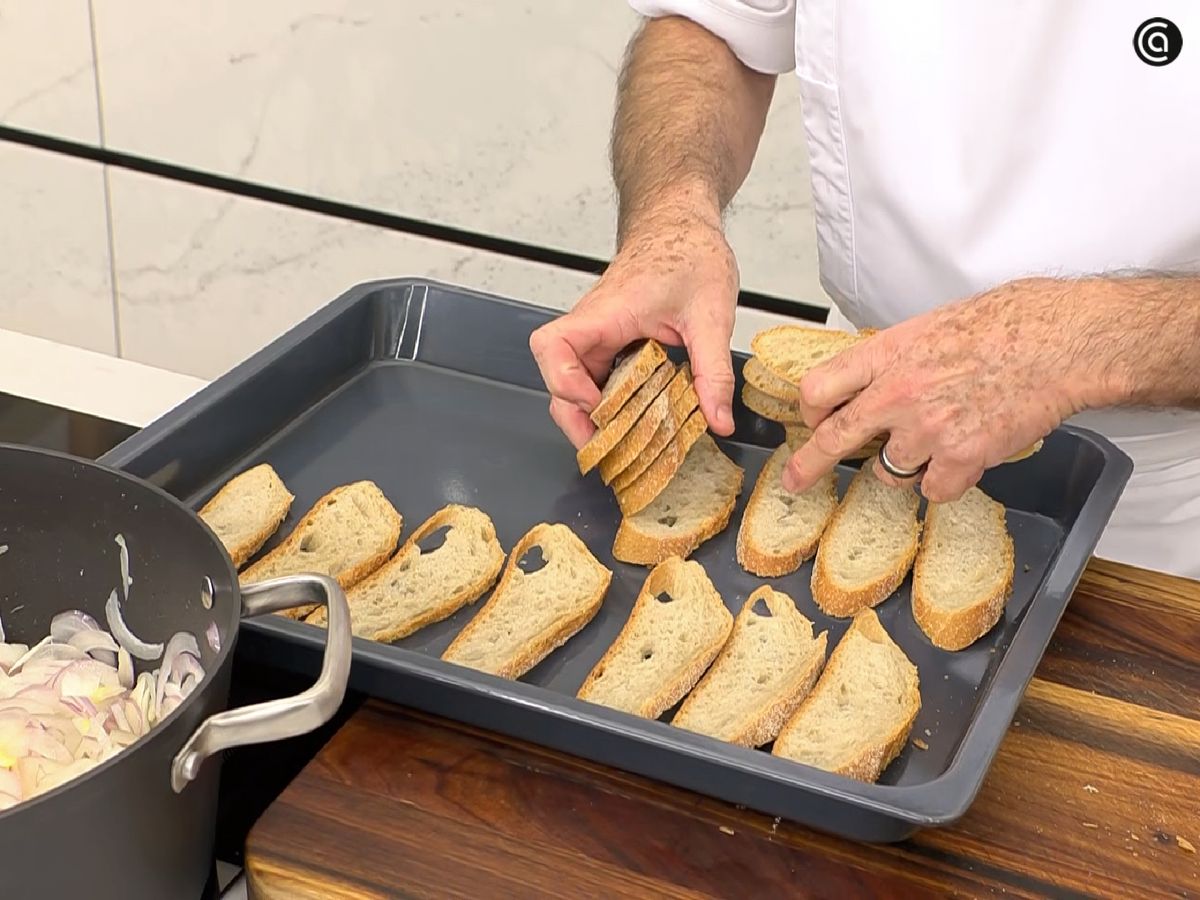 Prepara el pan para tostarlo al horno