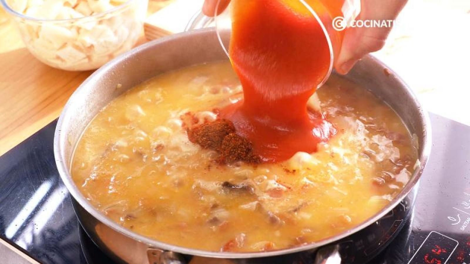 Incorpora el pimentón, la cayena y la salsa de tomate Incorpora el pimentón, la cayena y la salsa de tomate
