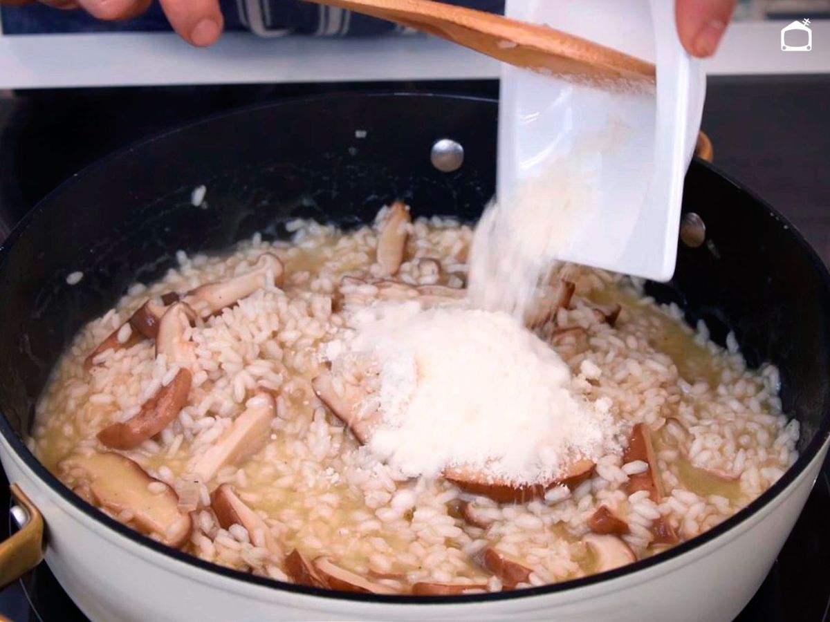 Agrega el queso parmesano al risotto de ceps