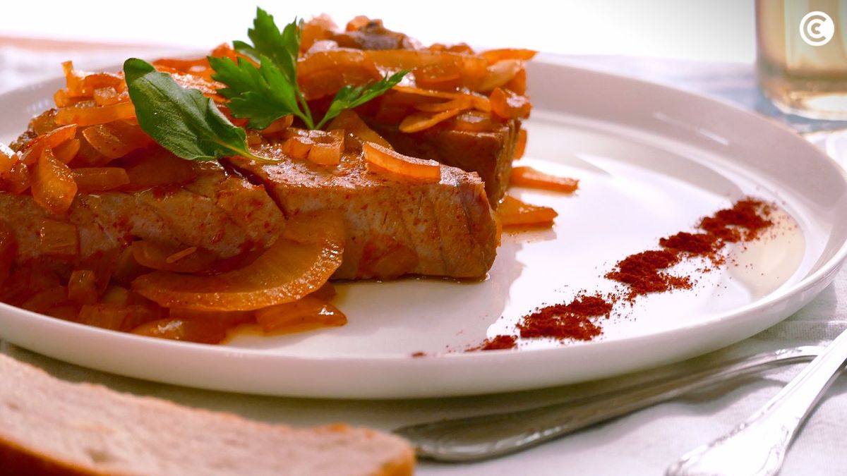Atún encebollado con pimentón