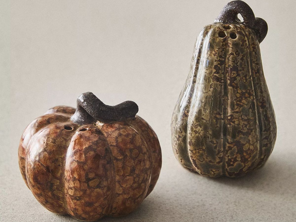 Salero y pimentero de cerámica con formas de calabaza y pera.