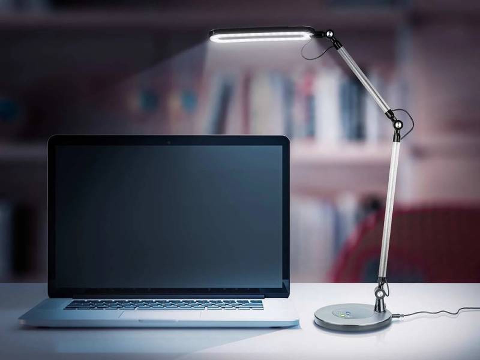 Lámpara led para el escritorio. Lámpara led para el escritorio.