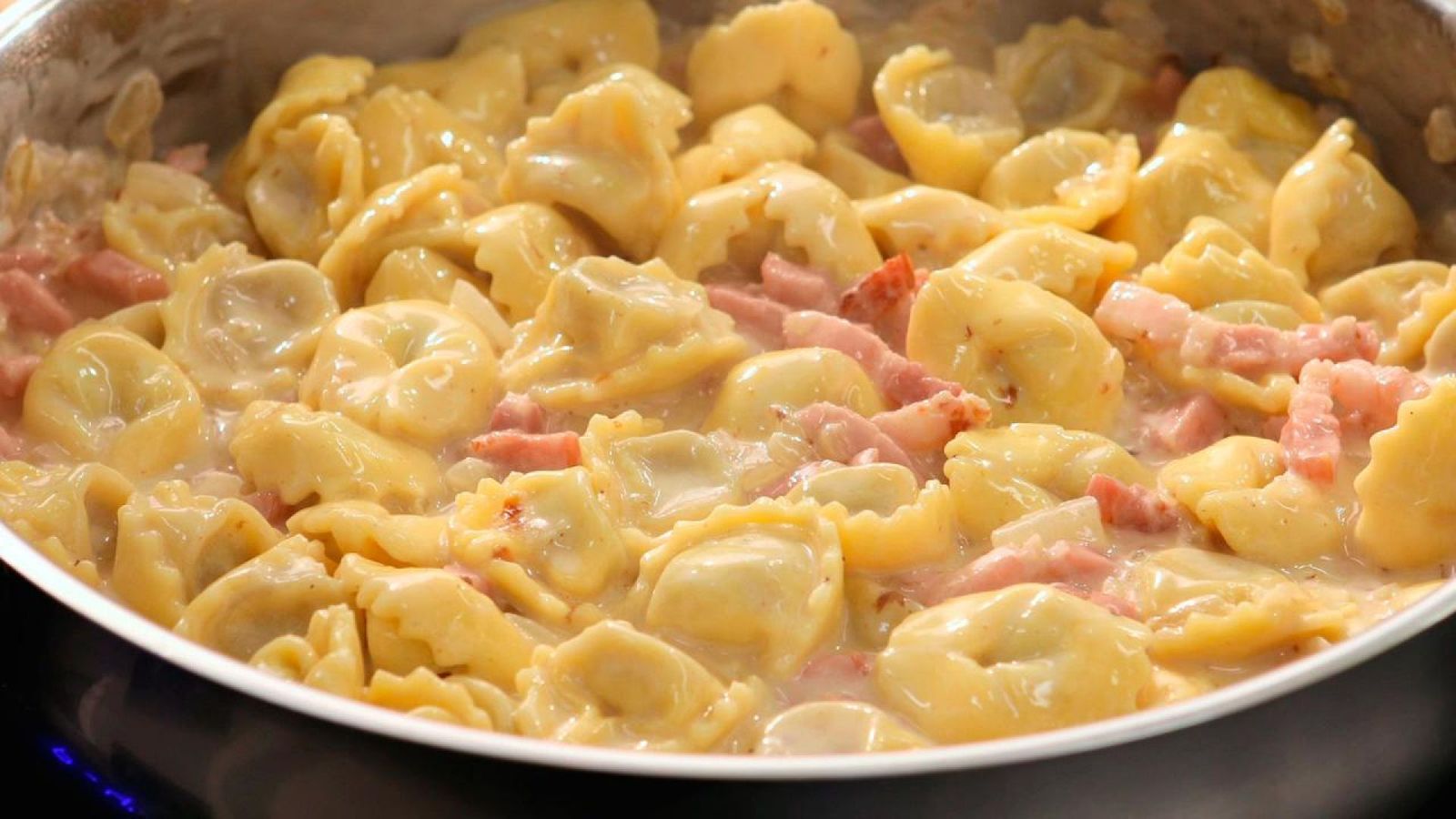 Incorpora los tortellini a la salsa Tortellini con salsa carbonara Paso 4