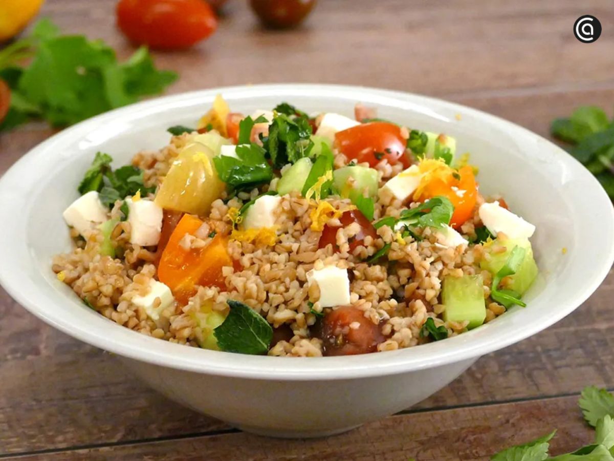 Tabulé mediterráneo con bulgur, tomate, pepino, hierbas frescas y queso feta.