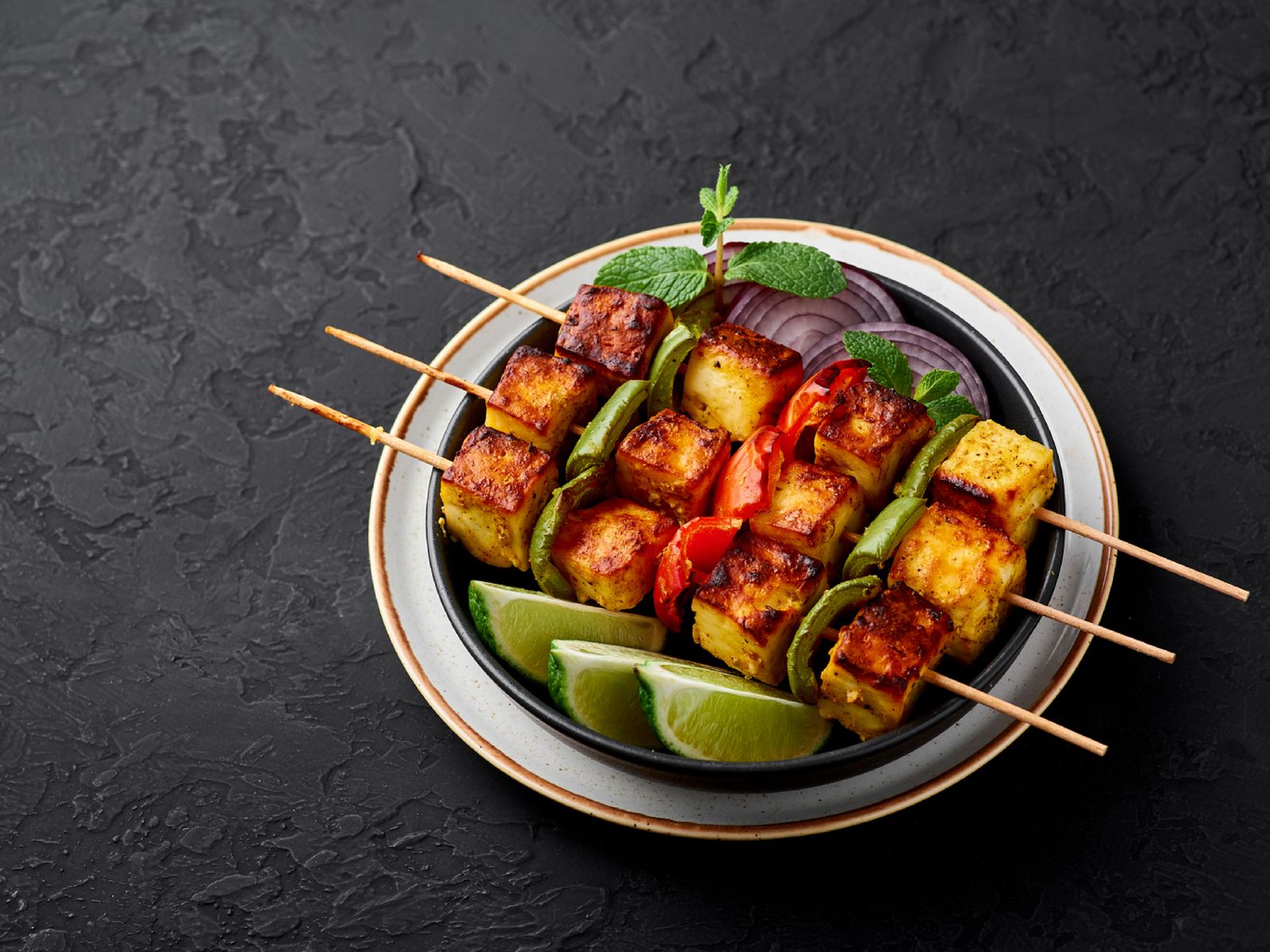 Paneer tikka: brochetas de queso fresco marinado en yogur y especias, asadas a la parrilla. Paneer tikka: brochetas de queso fresco marinado en yogur y especias, asadas a la parrilla.