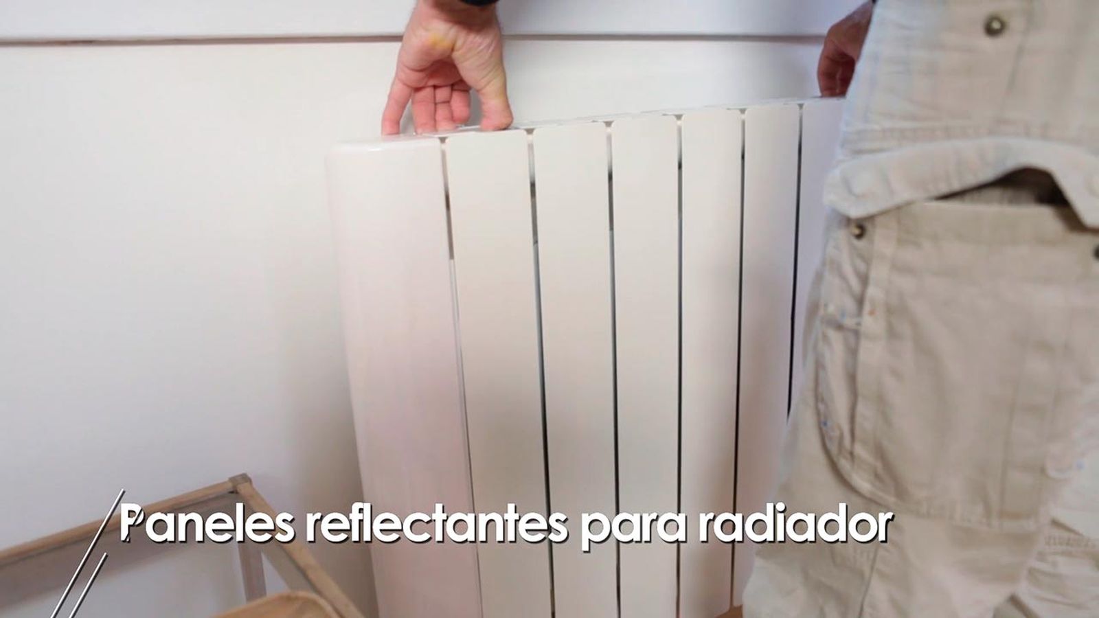 Cómo colocar una lámina refractante entre el radiador y la pared paso 3