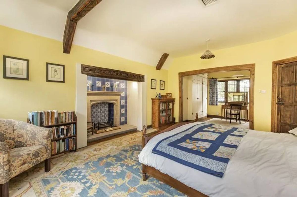 Uno de los dormitorios principales de la casa de Liam Gallagher.