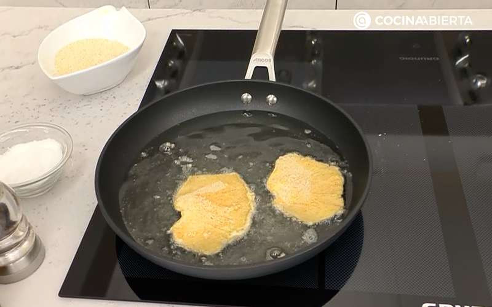 Fríe las setas empanadas por los 2 lados hasta que se doren un poco Fríe las setas empanadas por los 2 lados hasta que se doren un poco