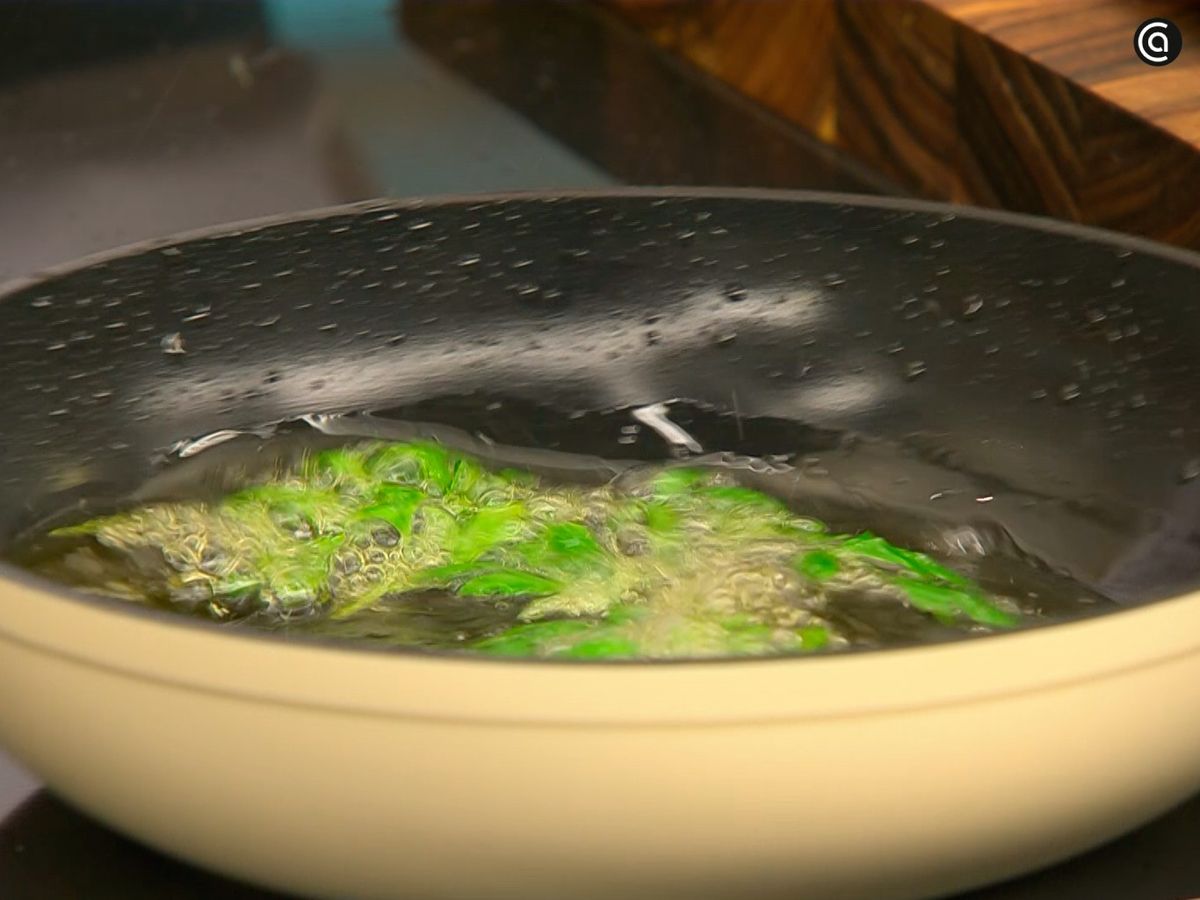 Macera el bacalao con lima y aceite de oliva