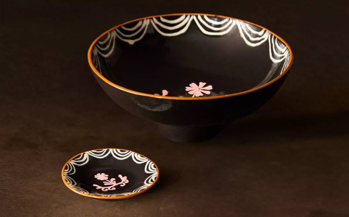 Vajilla negra Nanushka.