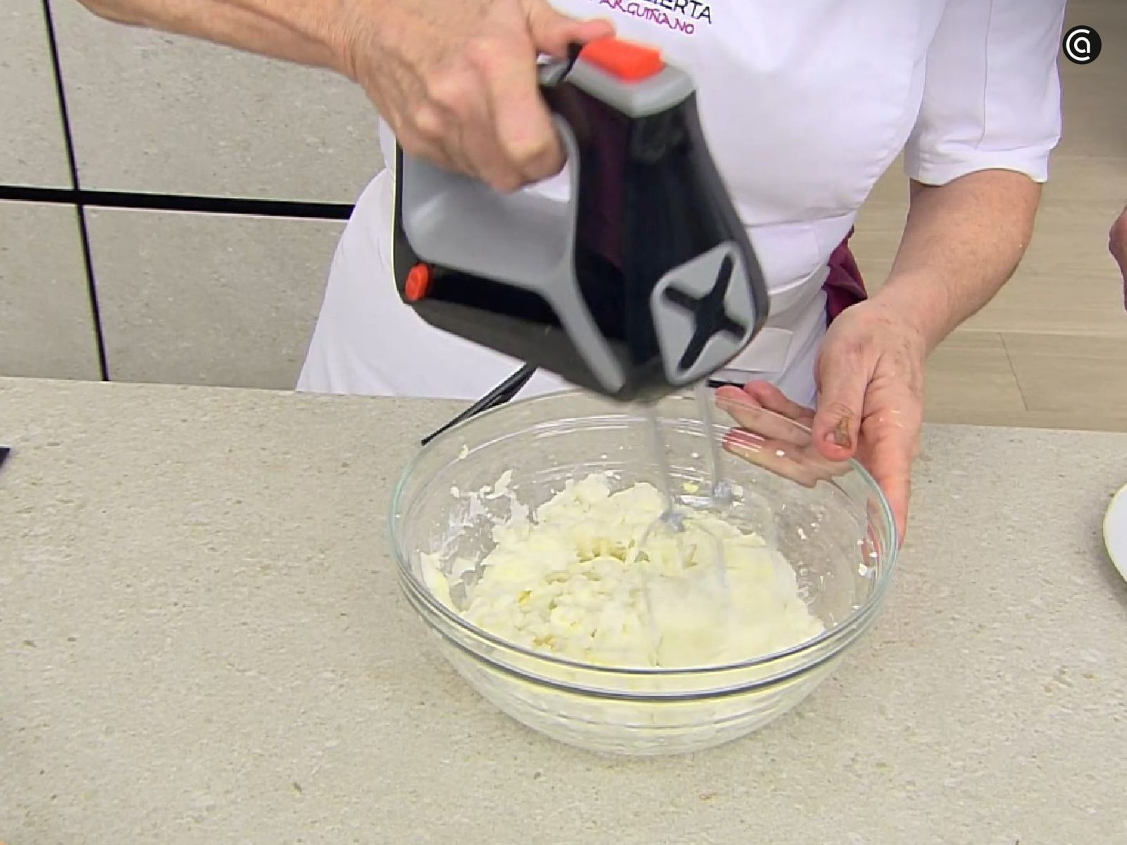 Monta el queso crema y el azúcar con unas varillas