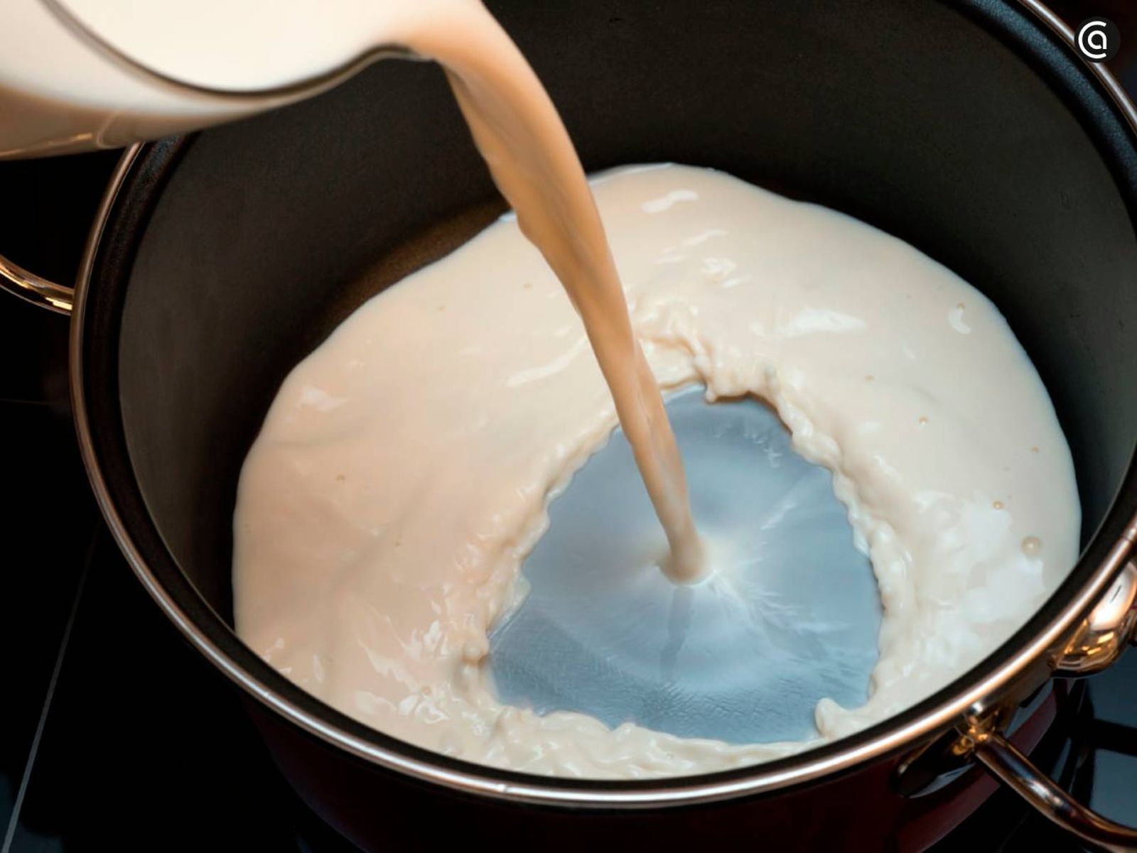 El buttermilk o suero de mantequilla se consigue mezclando leche y zumo de limón o vinagre a temperatura ambiente