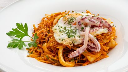 Fideuá de calamar con huevo frito, receta de Karlos Arguiñano