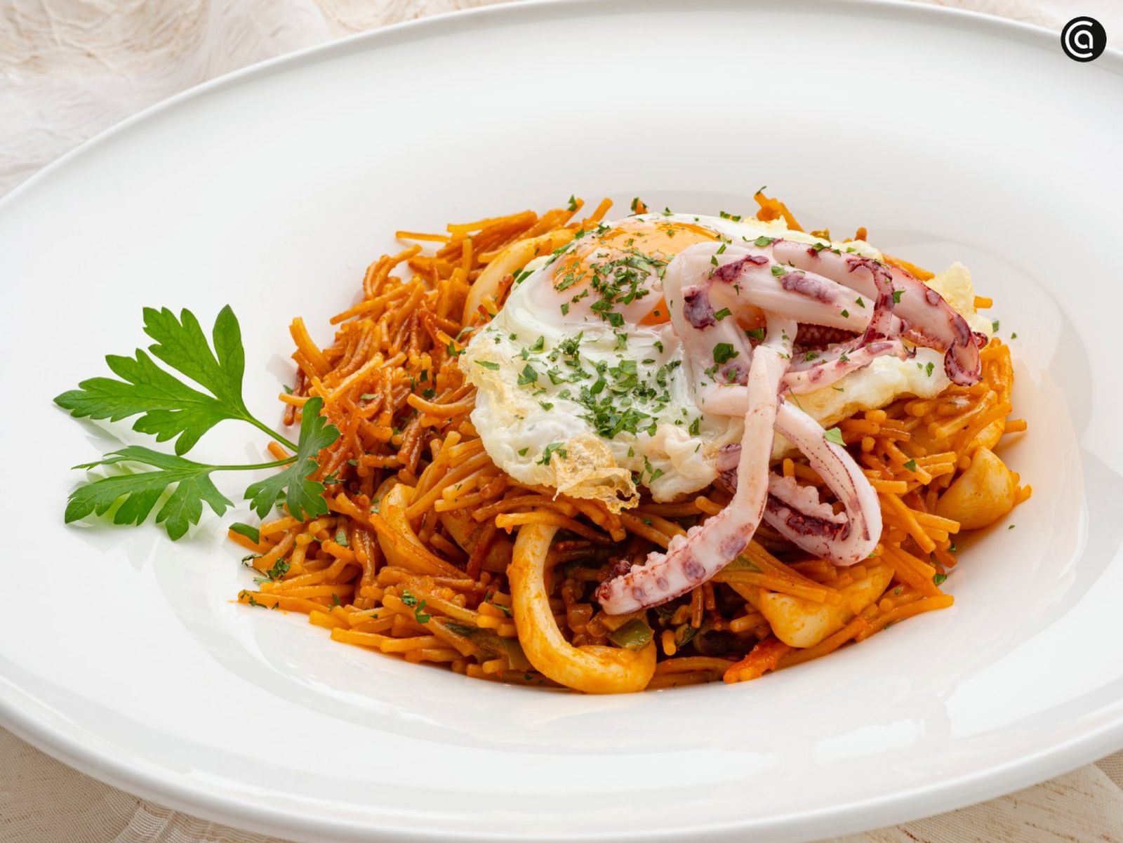 Fideuá de calamar con huevo frito, receta de Karlos Arguiñano