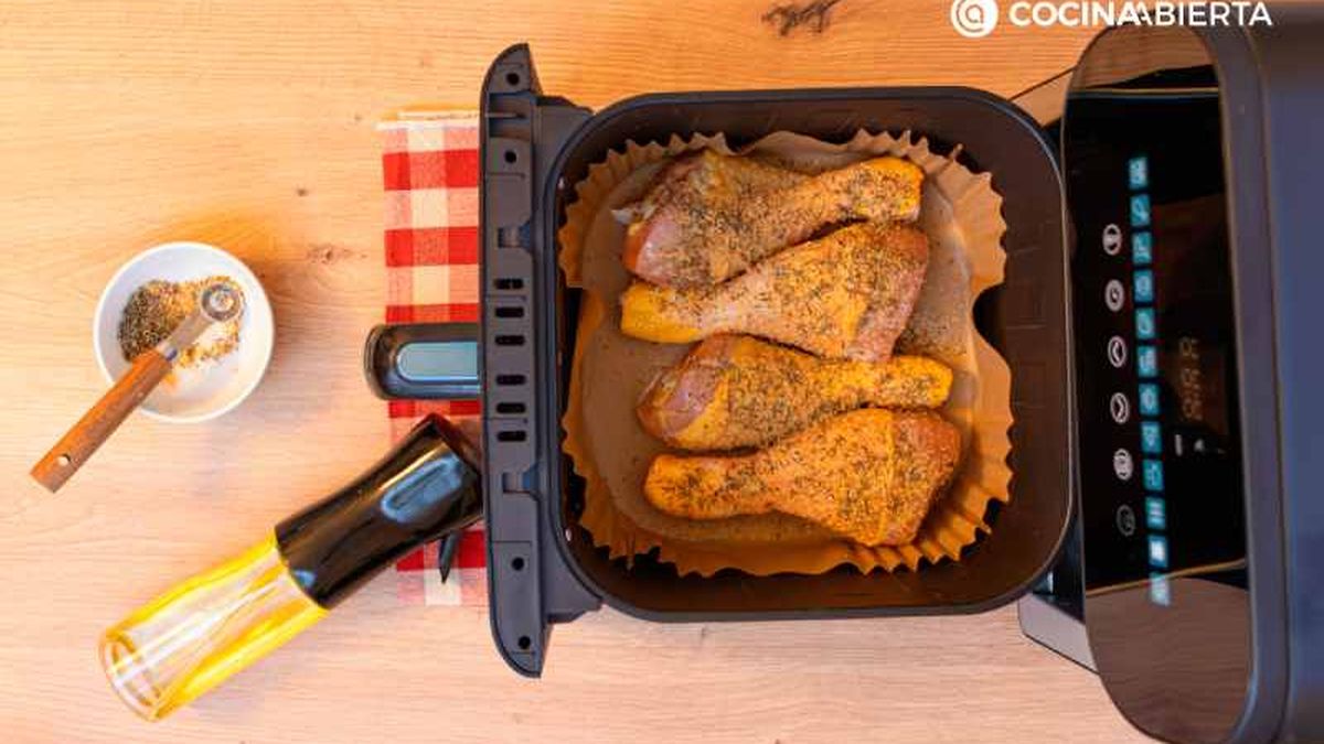 Utiliza recipientes aptos para cocinar en la freidora de aire