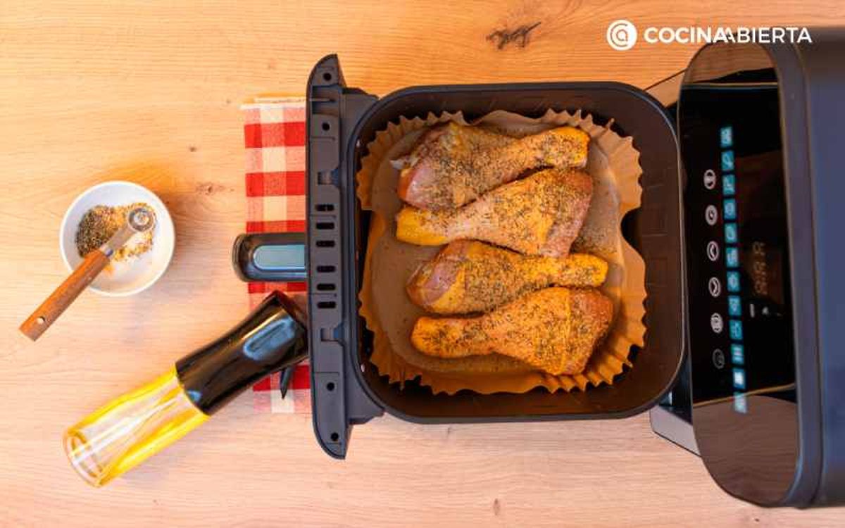 Muslos de pollo y la cesta de la freidora de aire