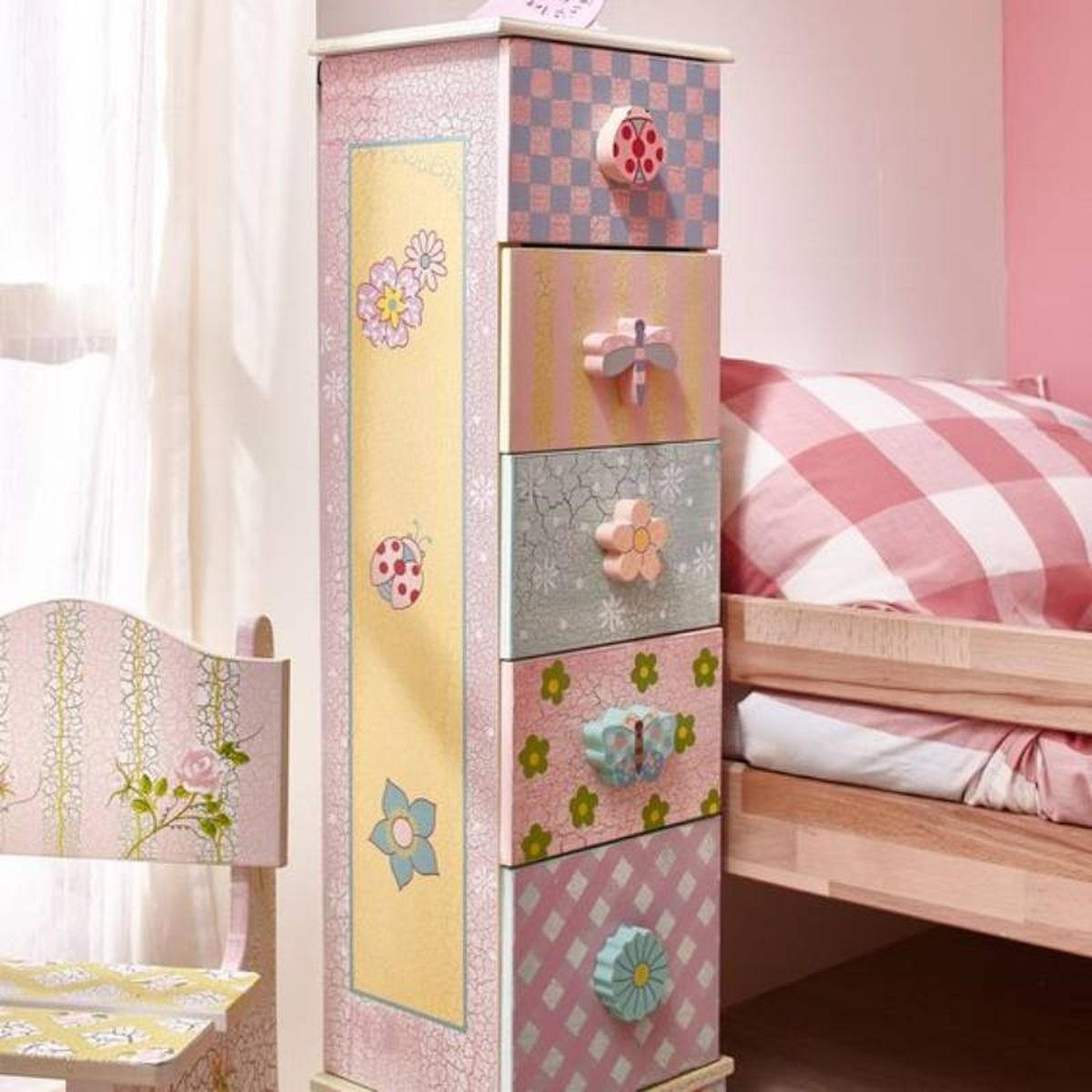 Mueble decoupage infantil con temática de animalitos.