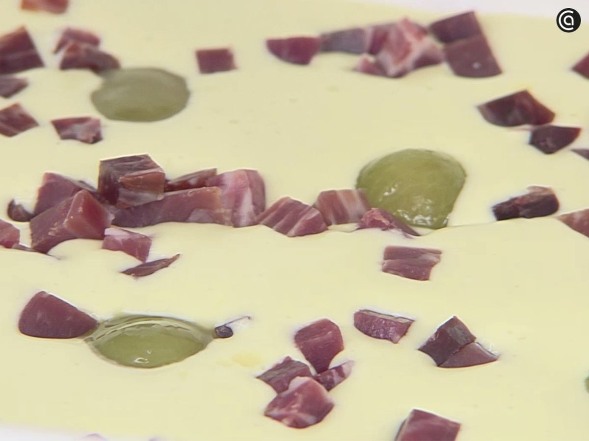 Sirve el ajoblanco con los taquitos de jamón y las uvas peladas