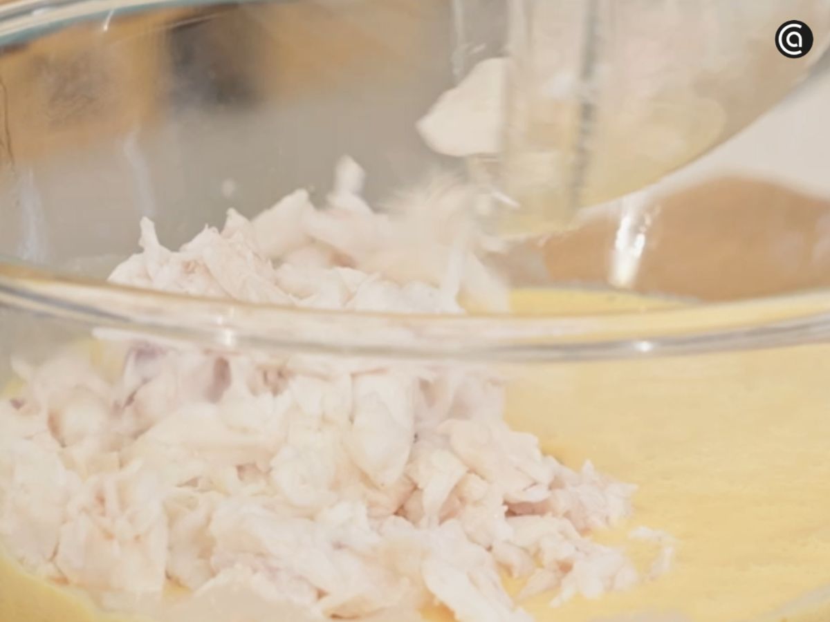 El cabracho desmenuzado se incorpora al batido, dando cuerpo y sabor al pastel.