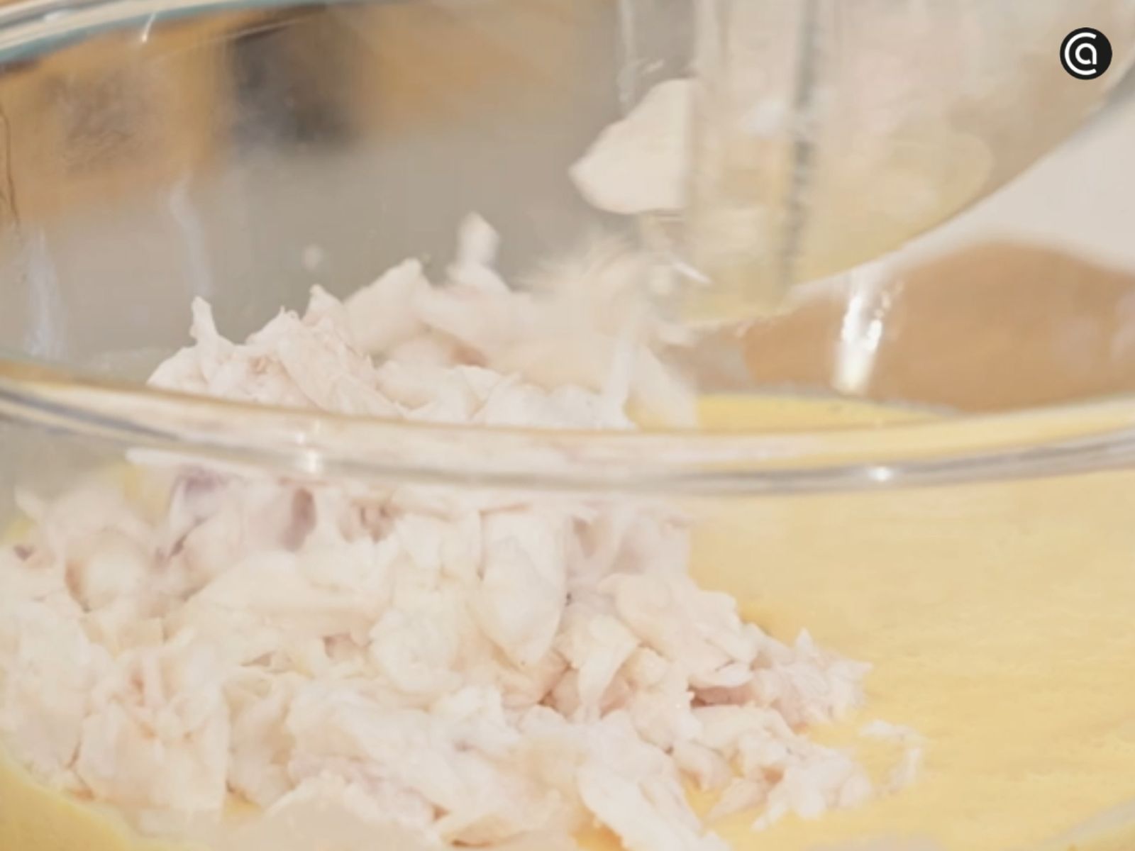 El cabracho desmenuzado se incorpora al batido, dando cuerpo y sabor al pastel.