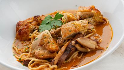 Sopa de pollo con noodles, receta de Joseba Arguiñano