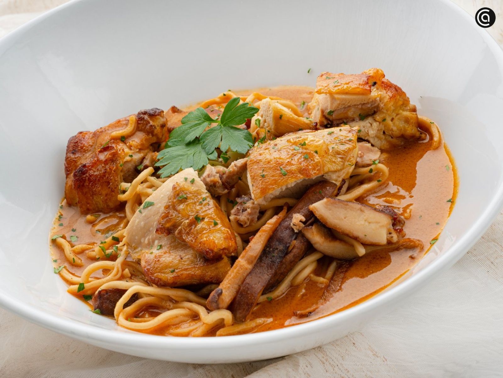 Sopa de pollo con noodles, receta de Joseba Arguiñano