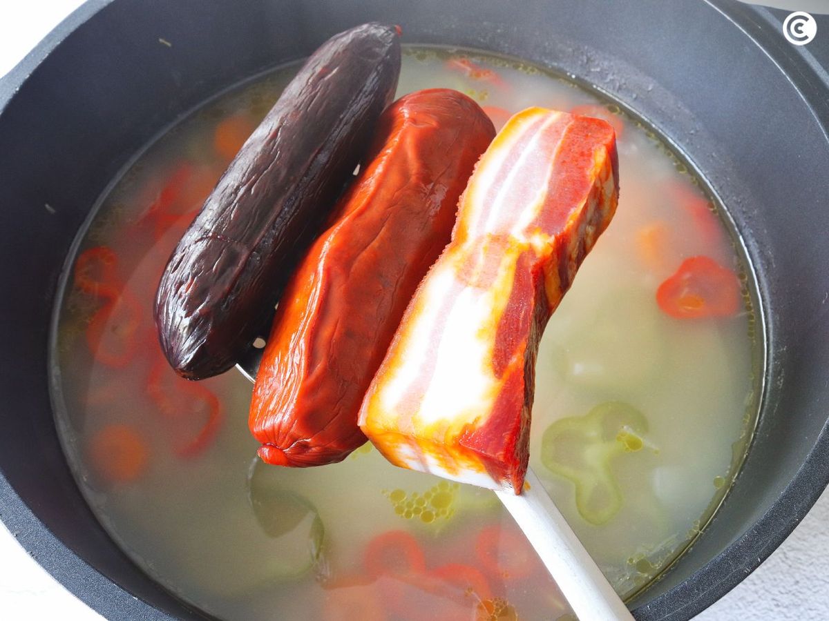 Añadir las carnes al cocido montañés