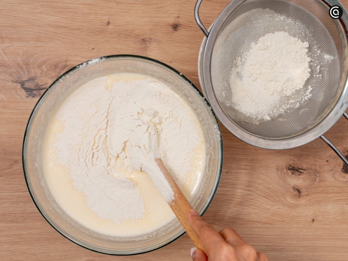 Tamiza la harina gradualmente e intégrala con movimientos suaves y envolventes