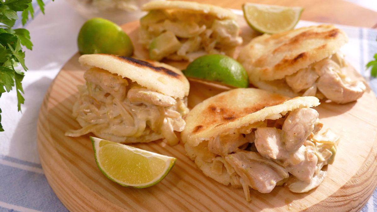 Arepas venezolanas rellenas de pollo y queso