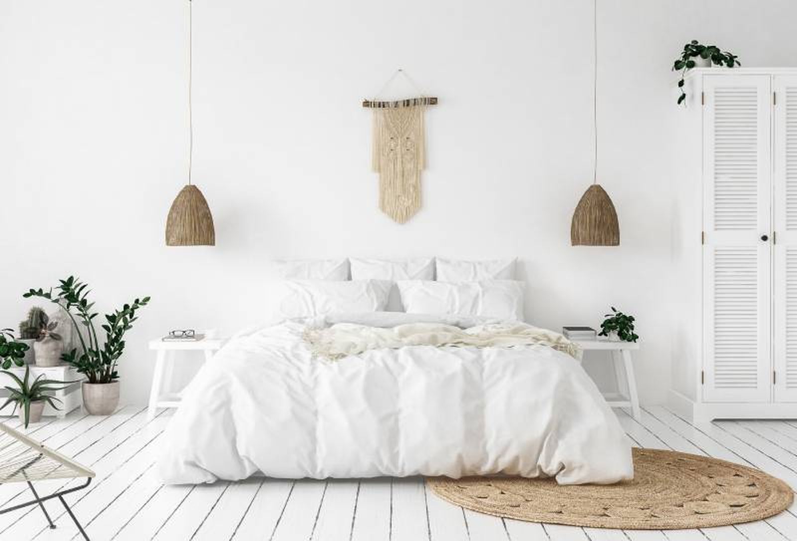 Dormitorio de estilo boho moderno con lámparas de techo de fibras naturales.