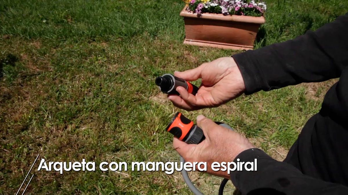 Cómo instalar una arqueta con manguera espiral en el jardín paso 7