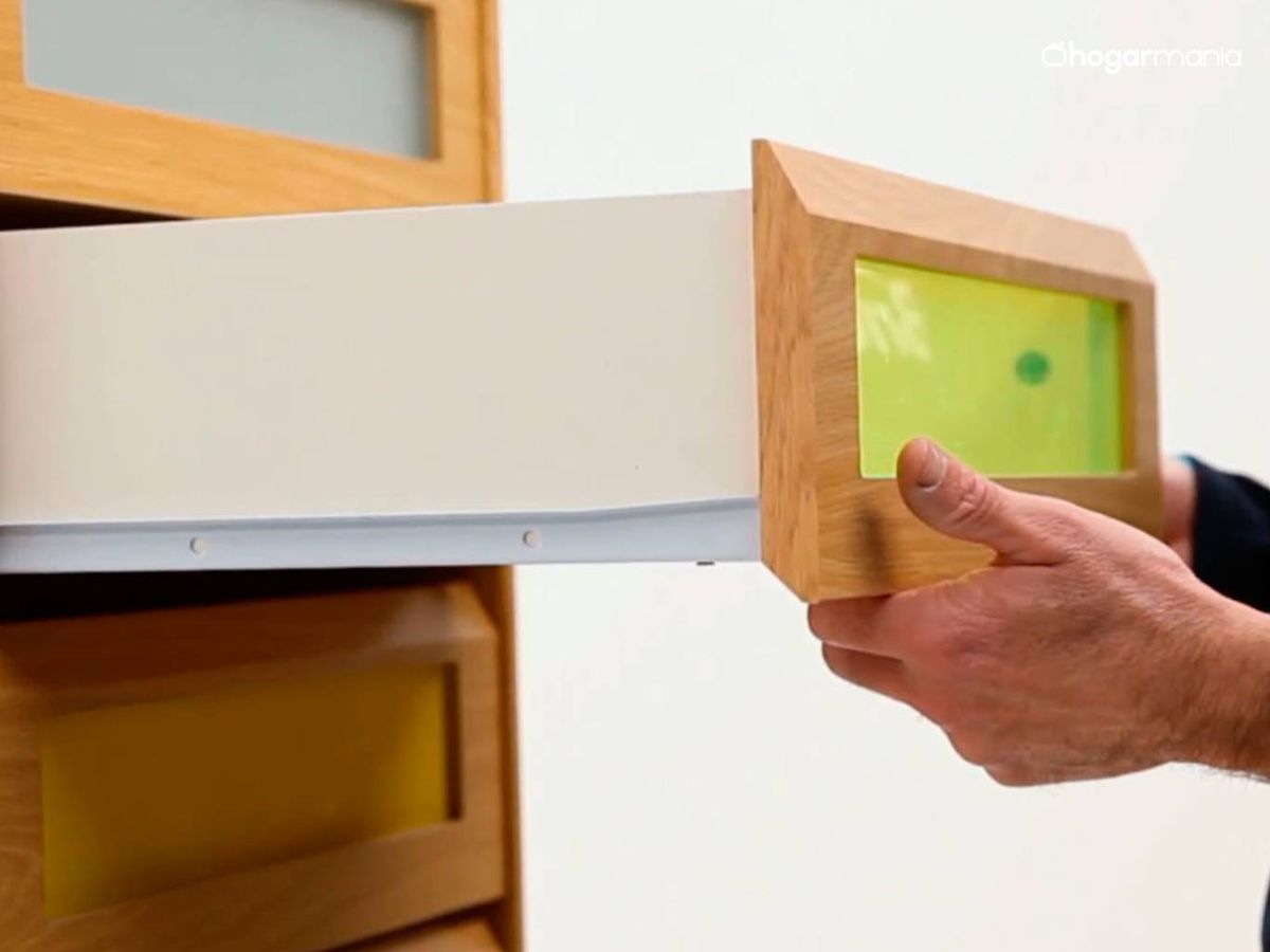 Saca el cajón y desencájalo para retirarlo