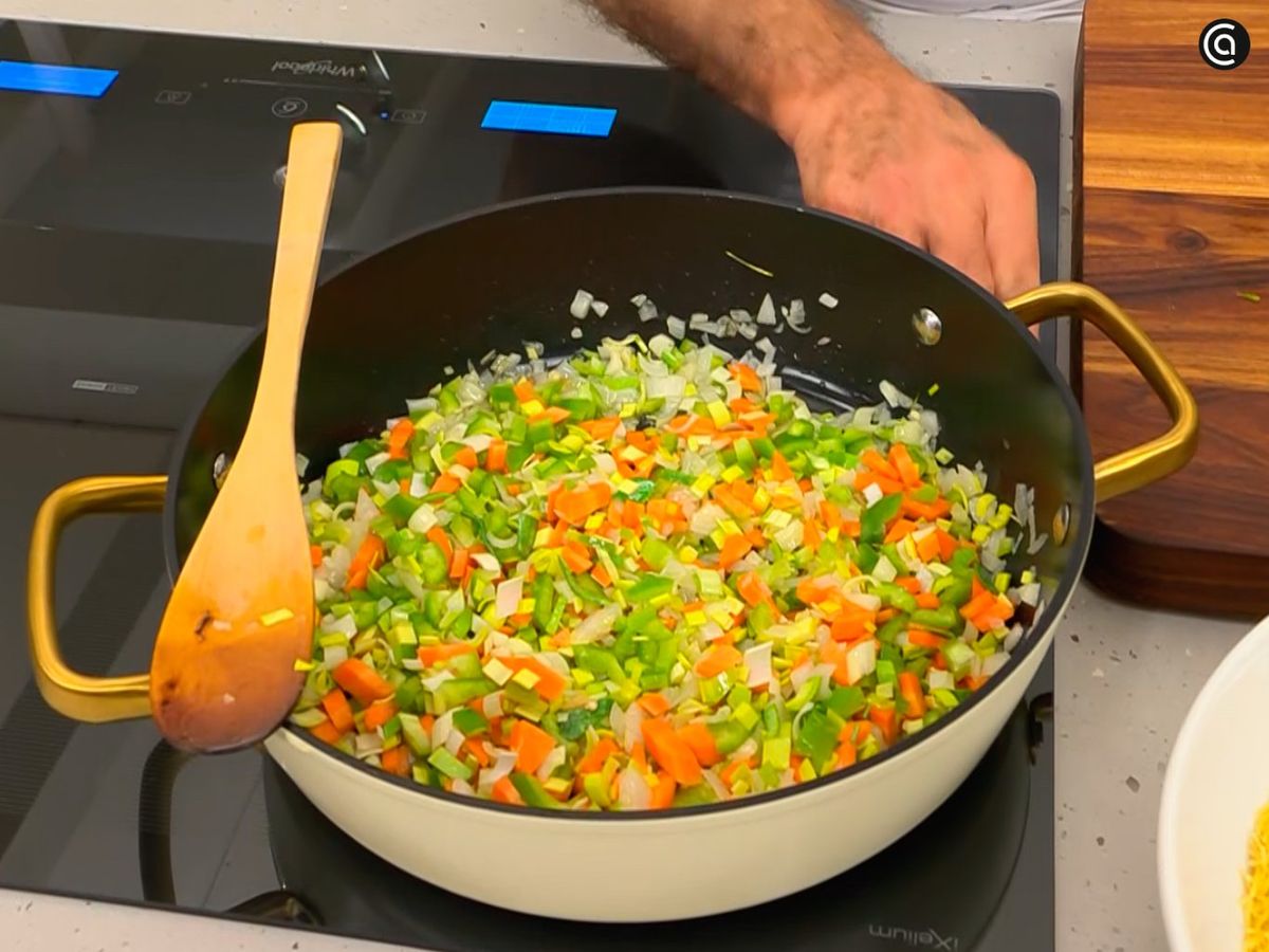 Pica el pimiento, el puerro y la zanahoria, y échalos a la cazuela