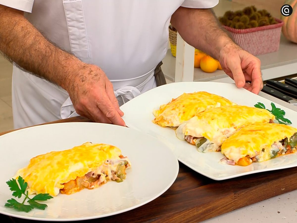 Decora la tortilla alemana con una hoja de perejil