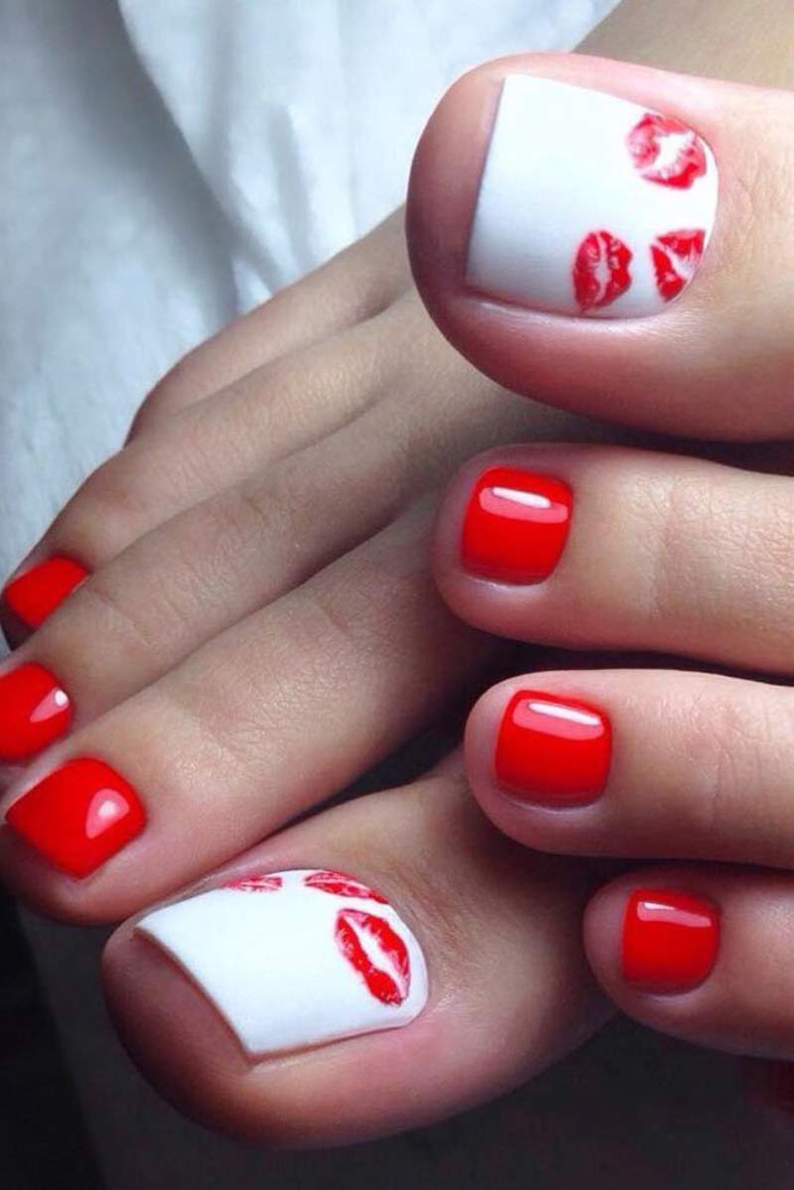 Pedicura combinada con labios rojos Pedicura combinada con labios rojos