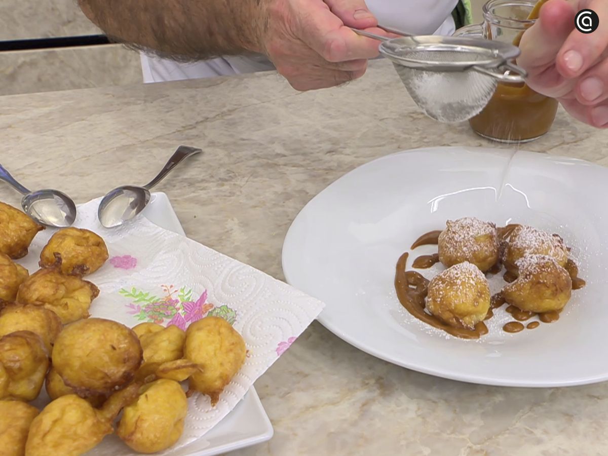 Sirve los buñuelos sobre una base de toffee y decora con azúcar glas