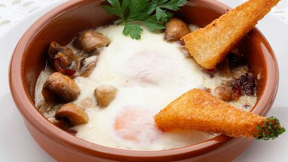 Huevos a la reina con champiñones y jamón