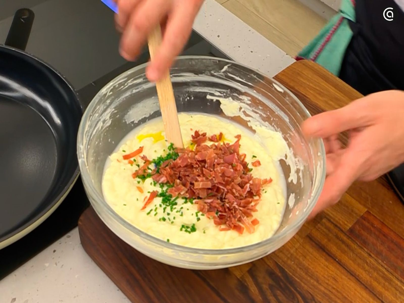 Funde los quesos, luego mezcla el queso con el jamón