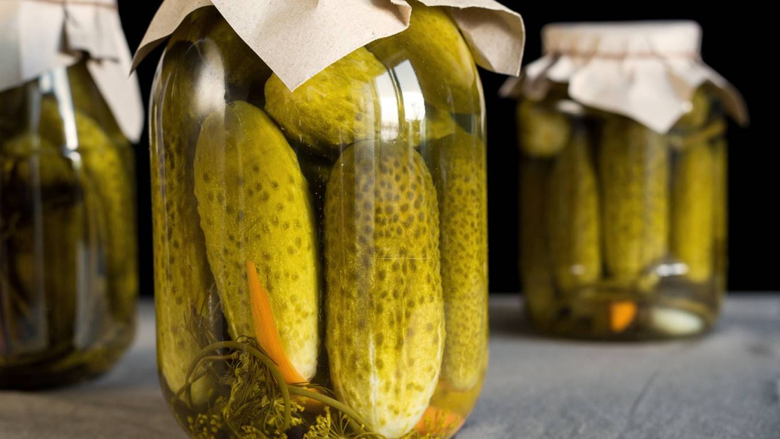 Pepinillos encurtidos en casa con vinagre, ajo, eneldo y zanahoria: una conserva fácil y deliciosa.