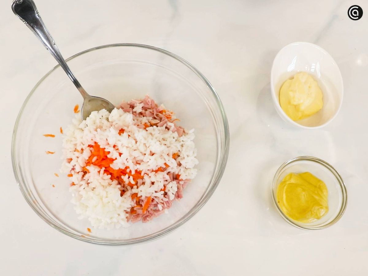 Incorpora el la zanahoria rallada, el arroz, la mayonesa y la mostaza