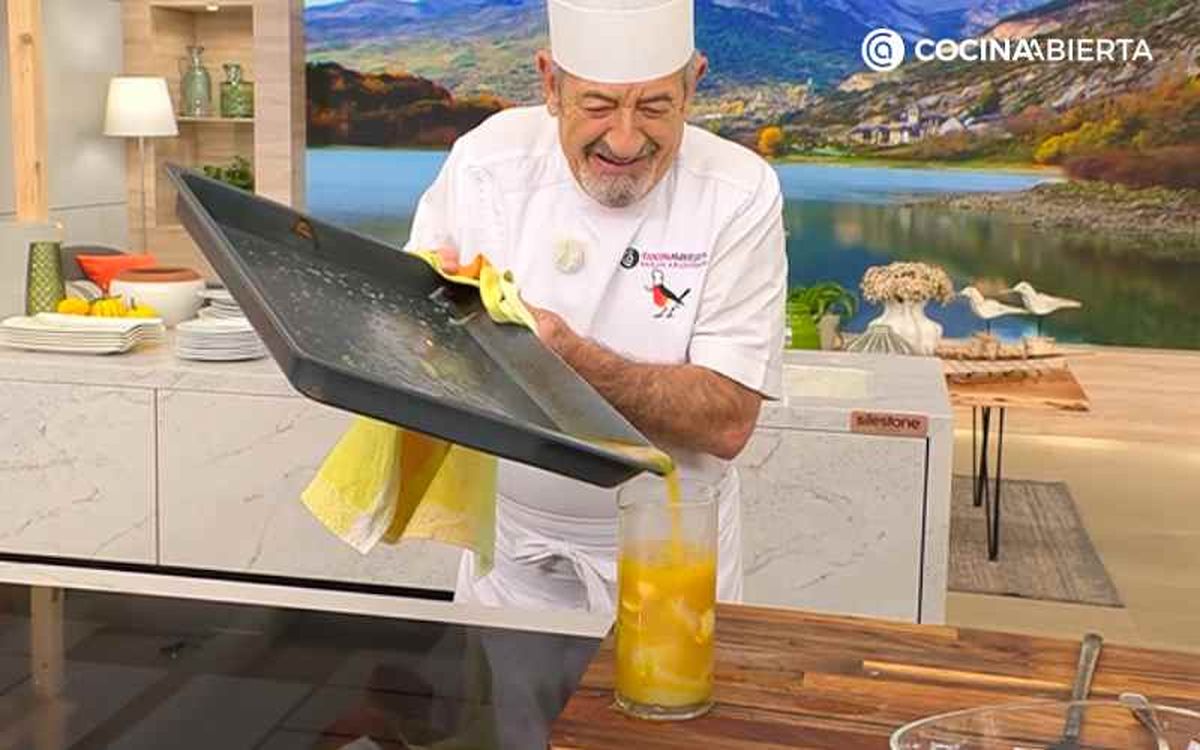 Tritura las cebollas, el ajo y el zumo de naranja