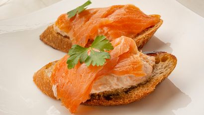 Tosta de raita de zanahoria con salmón ahumado, receta de Joseba Arguiñano